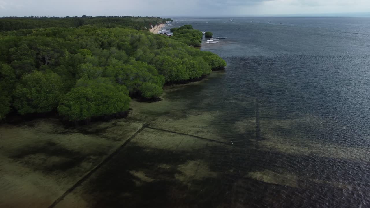 인도네시아 를 여행 하는 동안 숲, 부두 에 있는 선박, 건물 들 을 바라보는 풍경 으로 발리 에 있는 누사 렘보건 섬 의 아름다운 해안선 을 한눈에 볼 수 있다.