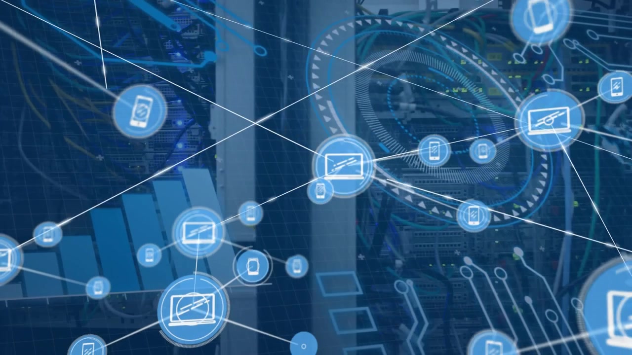 Animazione di una rete di icone digitali e elaborazione dati su uno sfondo ravvicinato di un server di computer.