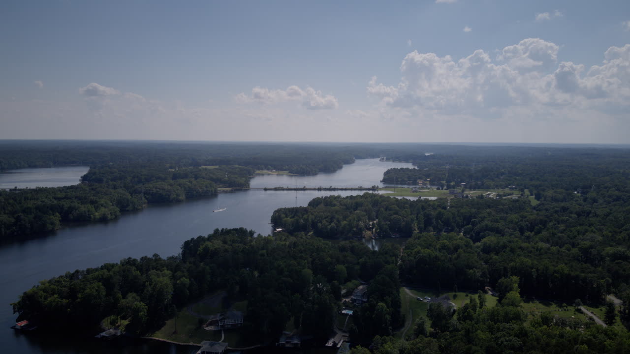 Hyperlapse timelapse aereo di un ponte sul lago Hyco, Carolina del Nord, sotto il sole pomeridiano