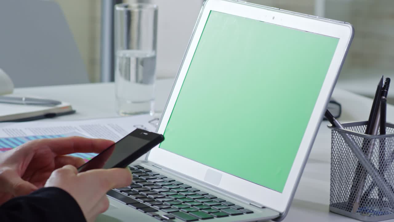 hombre usando teléfono inteligente en la mesa de la oficina