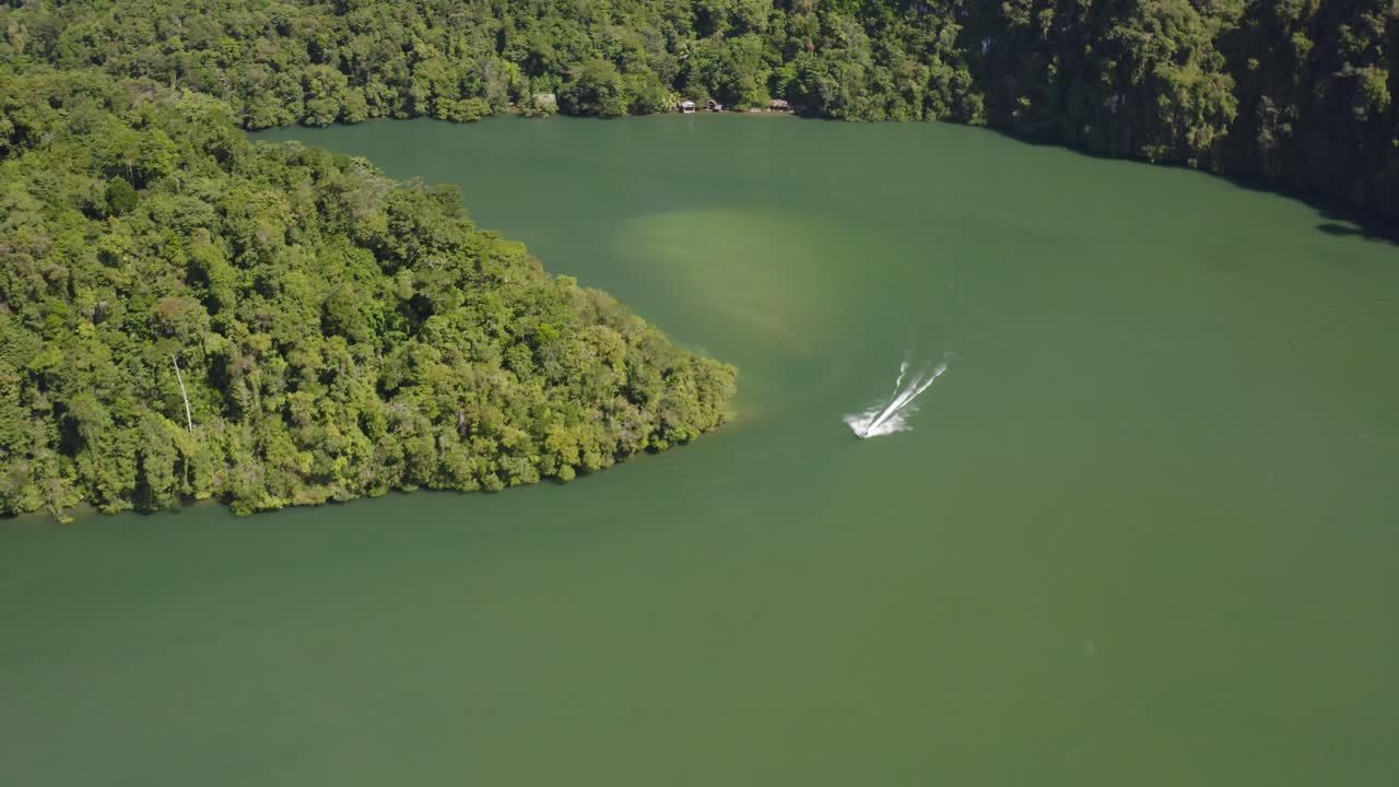 은 강을 가로질러 빠르게 강력한 기동을 하는 배