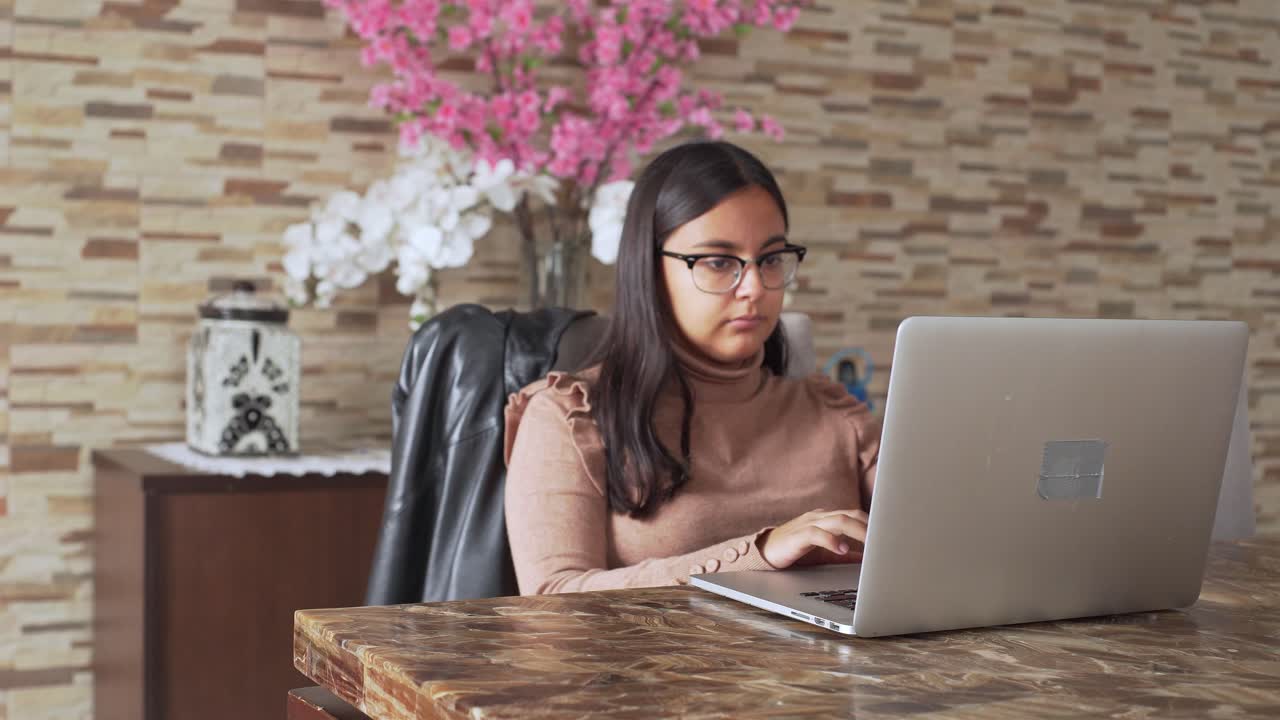 una joven mujer latinx con laptop