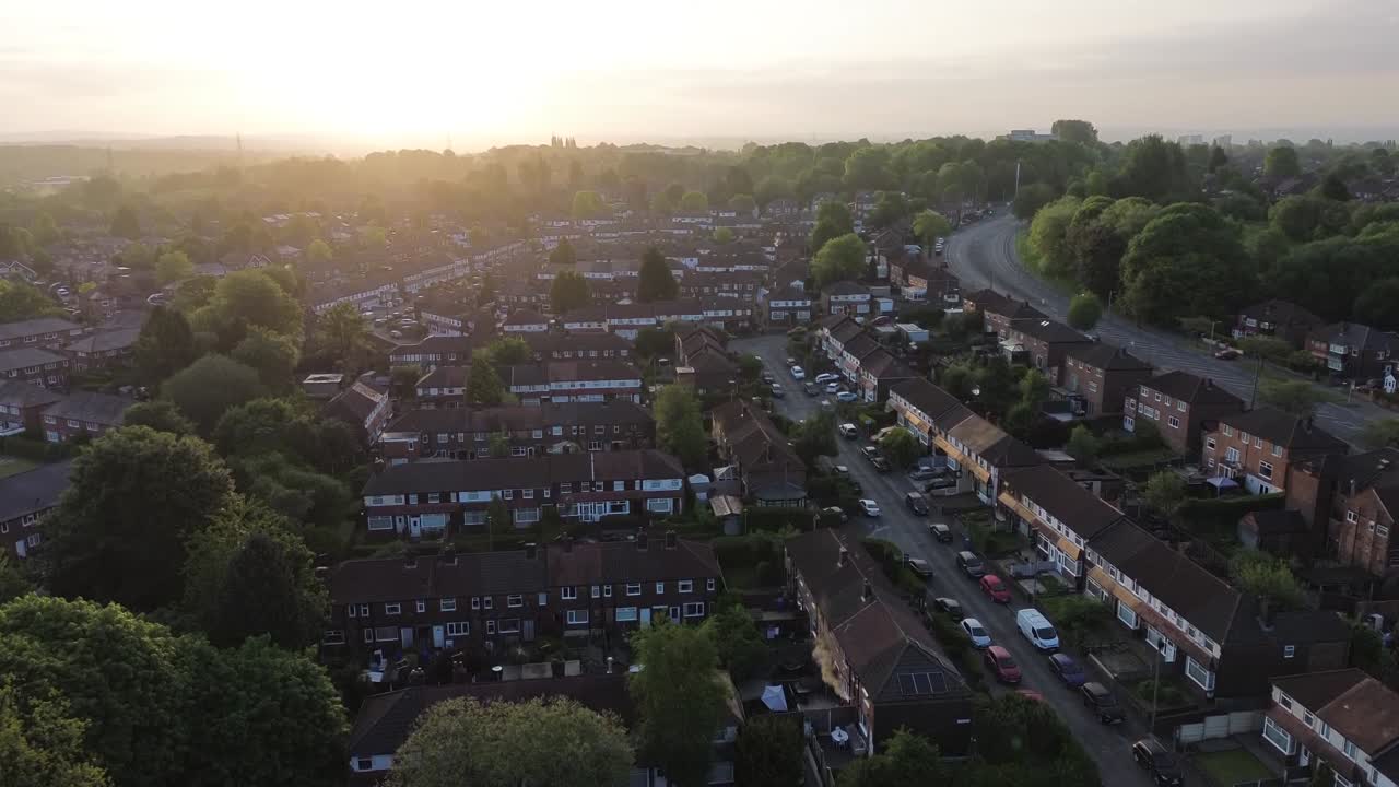 HD30P VK Typische straat en huizen, luchtbeeld in de ochtend.
