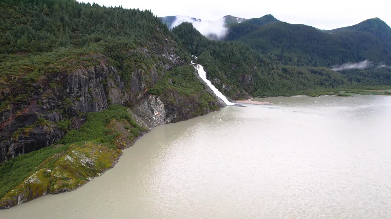 juneau alaska nugget cascada con montañas - glaciar mendenhall