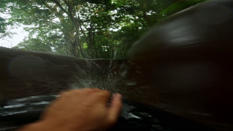 toma pov de un turista deslizándose por un tobogán de agua en la selva costarricense o en la selva tropical