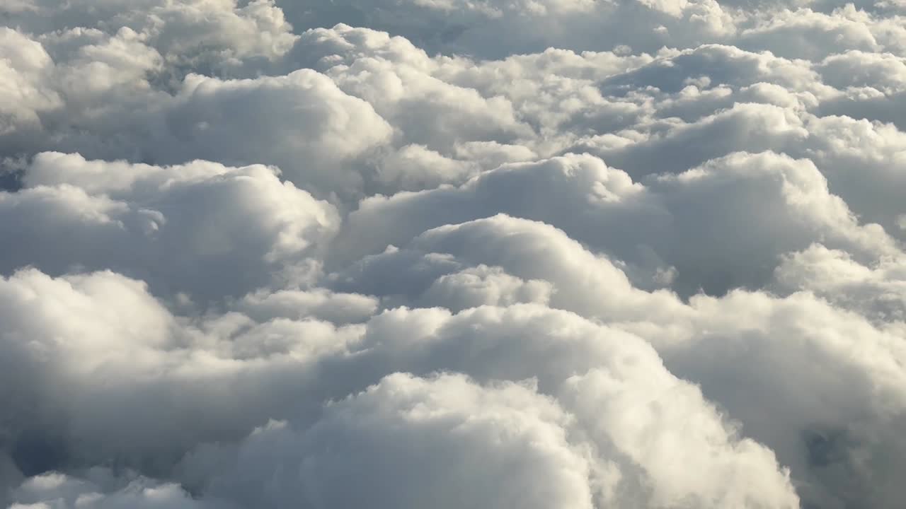 Видео 1920x1080. Небесный пейзаж с белыми облаками, вид сверху, съемка с самолета.