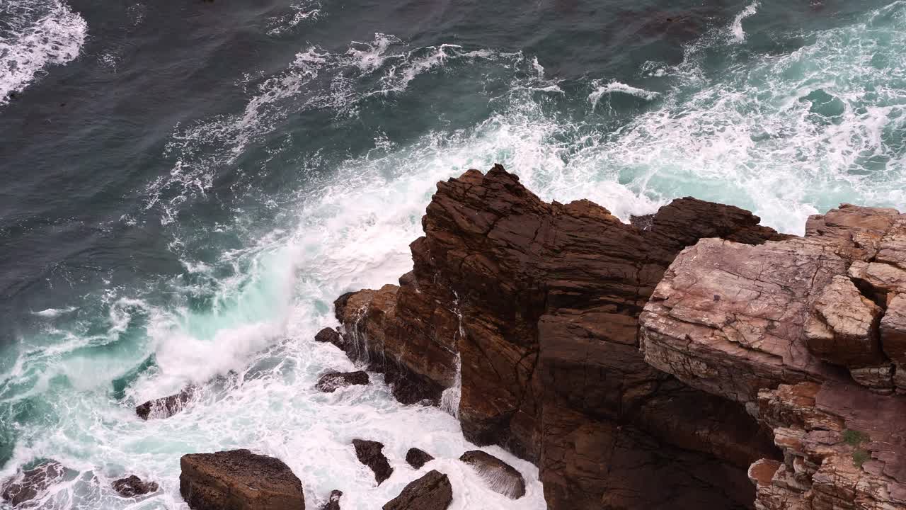 Il mare si infrange contro la costa rocciosa in Sudafrica