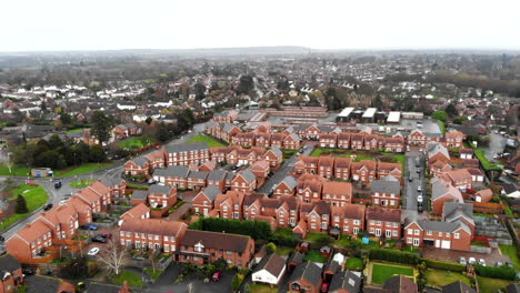 Aéreo---Un-Residencial-De-Shrewsbury,-Un-Día-Frío-Con-Una-Vista-Sobre-Las-Casas-Desde-El-Cielo-En-Una-Pequeña-Ciudad-Del-Condado,-Shrewsbury,-Inglaterra,-Reino-Unido,-Europa