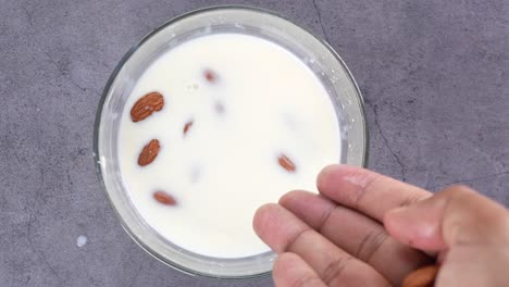 Cerca-De-Almendras-Aisladas-En-Blanco