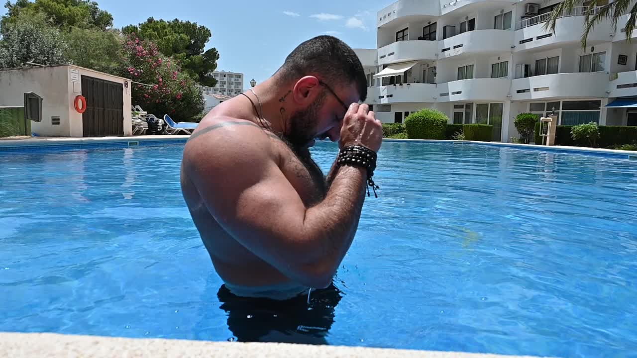 hombre musculoso en la piscina