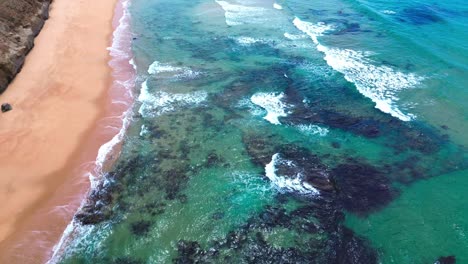 vista aérea del océano, olas aplastantes, playa tropical y arrecifes, 4k