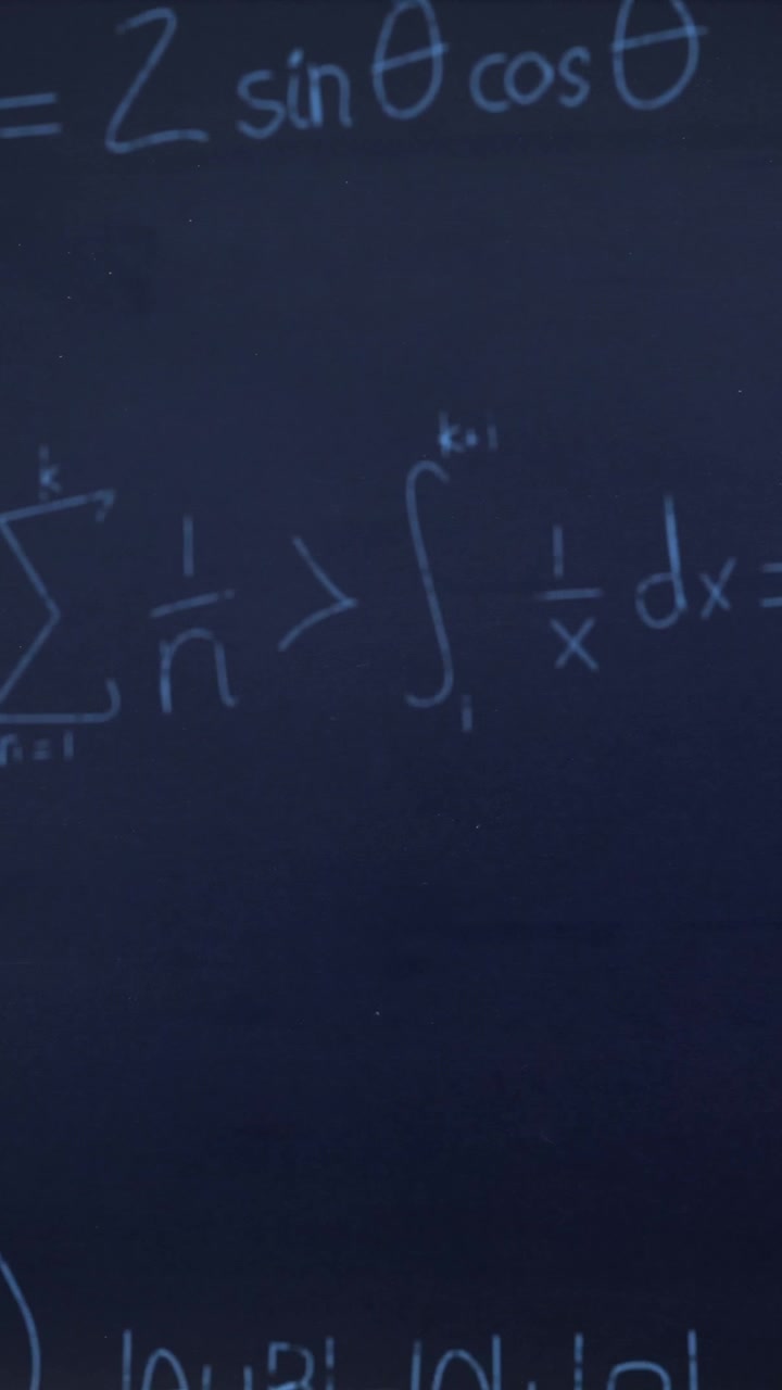 Pila di libri, equazioni matematiche e grafici