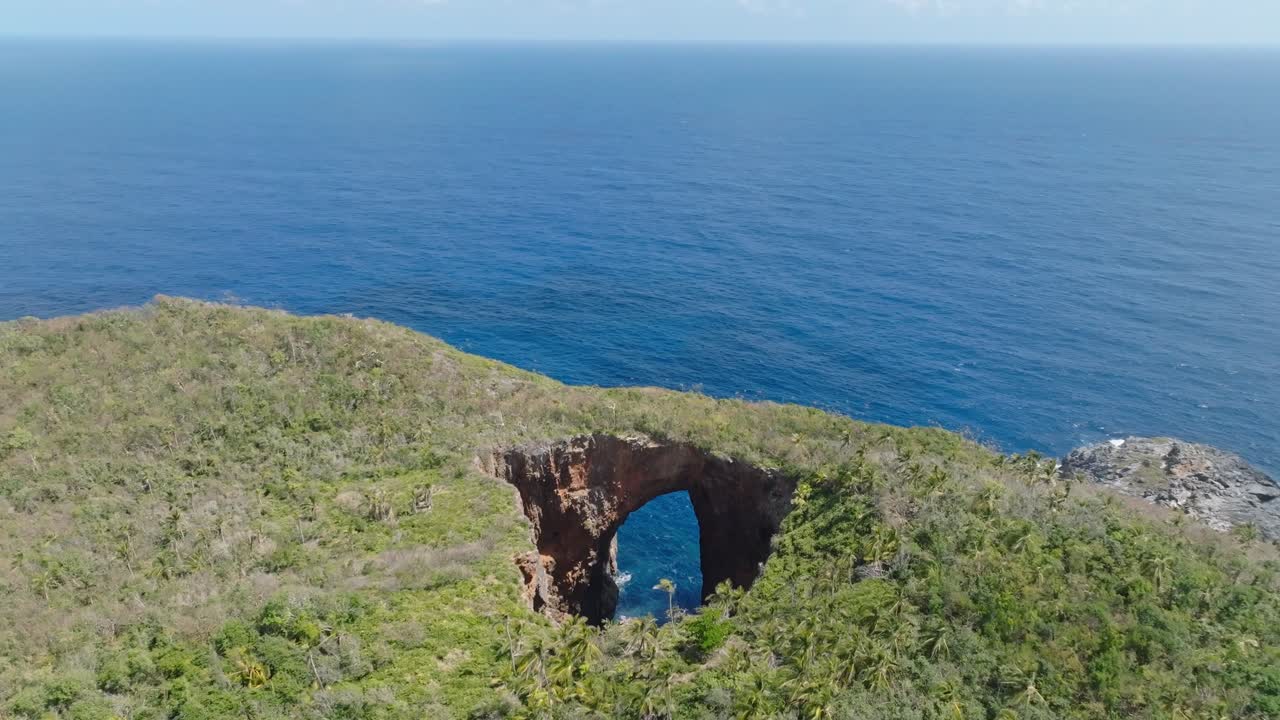 vuelo de aviones no tripulados sobre el parque nacional cabo cabron con arco y océano azul durante un día soleado en samaná, república dominicana