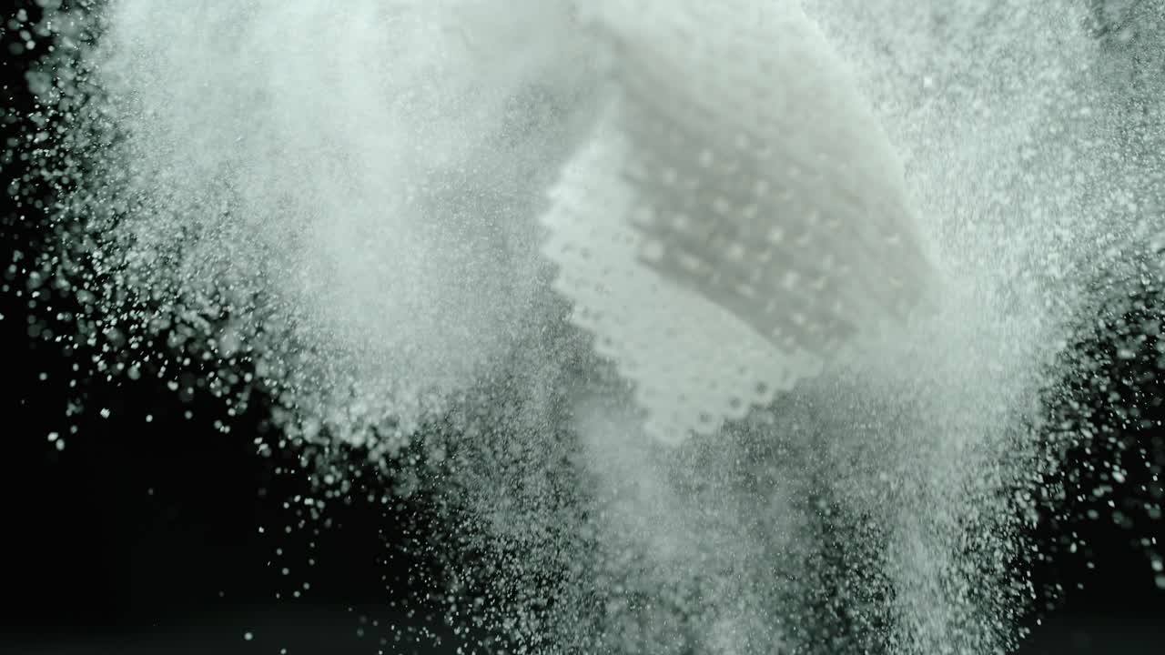 la sábana cae emitiendo polvo por todas partes.