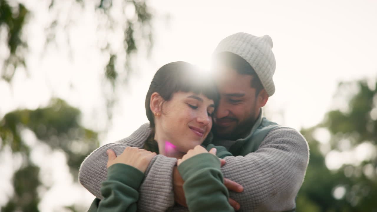 sonrisa, abrazo y pareja al aire libre