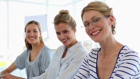 Empresarias-Sonriendo-A-La-Cámara-Juntas