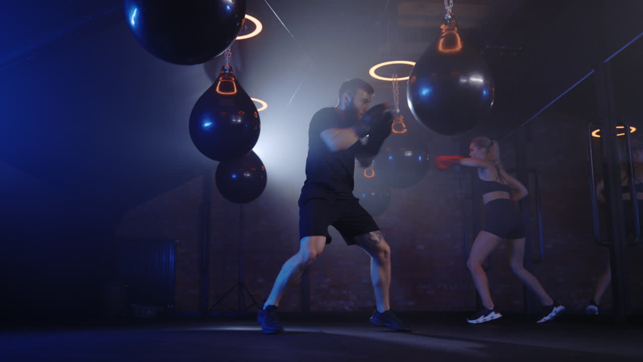 체육관에서 권투 훈련