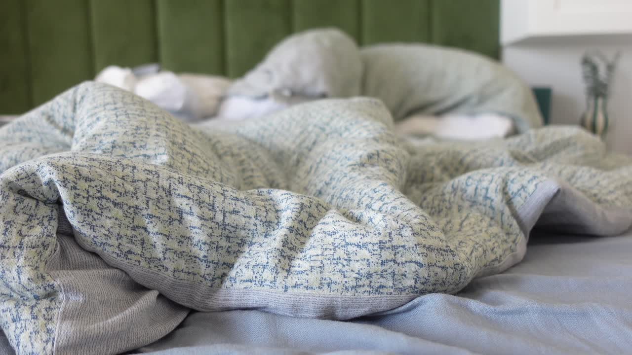 неустроенная кровать в спальне.