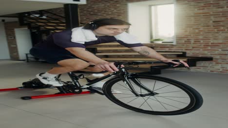 hombre en bicicleta en interiores