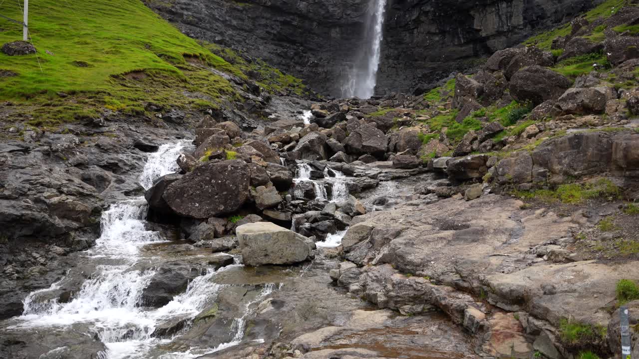 la inclinación hacia abajo a través de la cascada de fossa sigue el arroyo rugiendo a lo largo de la roca de basalto