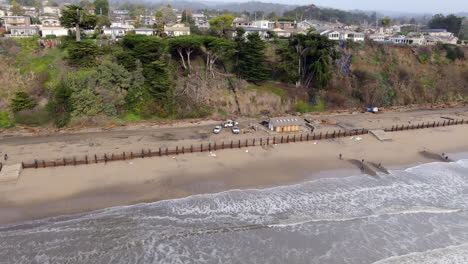 Park-Rangers-Assessing-Damage-By-Storm-At-The-Seacliff-State-Beach-In-Aptos,-California,-USA