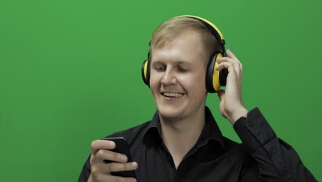 Mann-Hört-Musik-In-Kabellosen-Gelben-Kopfhörern-Und-Tanzt.-Chroma-Key