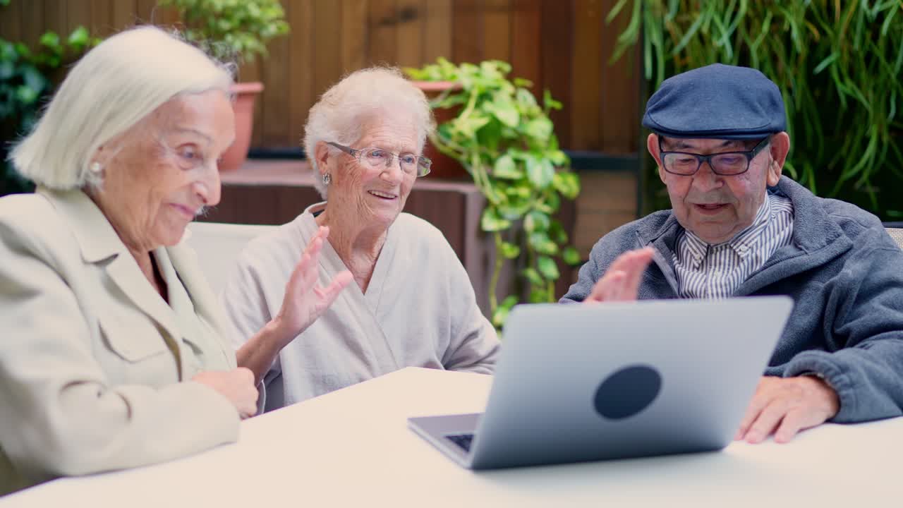 Anziani che fanno una videochiamata con la famiglia su un laptop