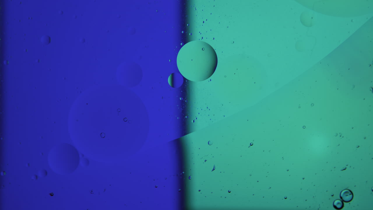 resumen: círculo de burbujas de aire claro en la superficie alrededor de colores de fondo coloridos