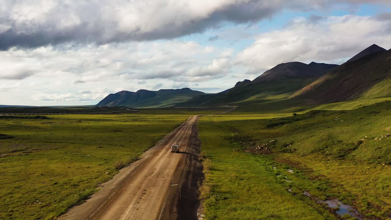 Viaggio in auto attraverso la valle di montagna in Alaska, USA - sorvolo aereo.