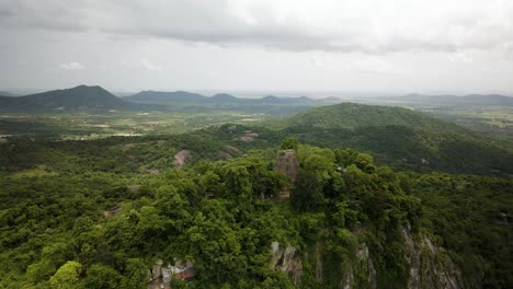 Angkor-Tempel-Auf-Dem-Berggipfel-In-Den-üppigen,-Tief-Liegenden-Hügeln-Kambodschas,-Die-An-Die-Grenze-Zu-Vietnam-Grenzen