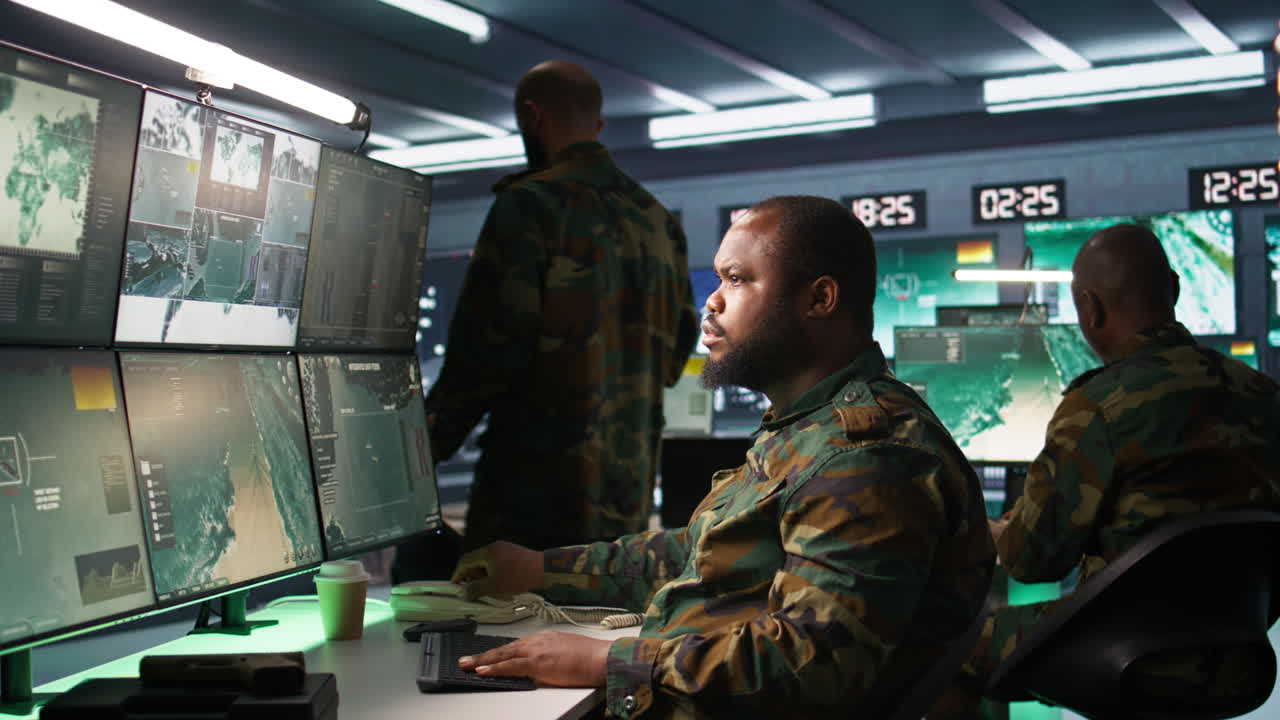 oficial militar haciendo una llamada telefónica para transmitir información del enemigo