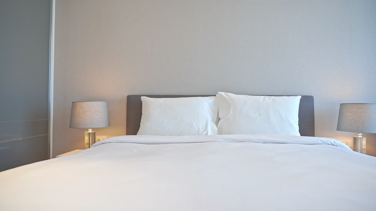 медленное панорамирование по кровати гостиничного номера