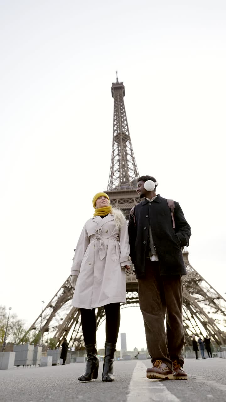 Coppia a Parigi con la Torre Eiffel