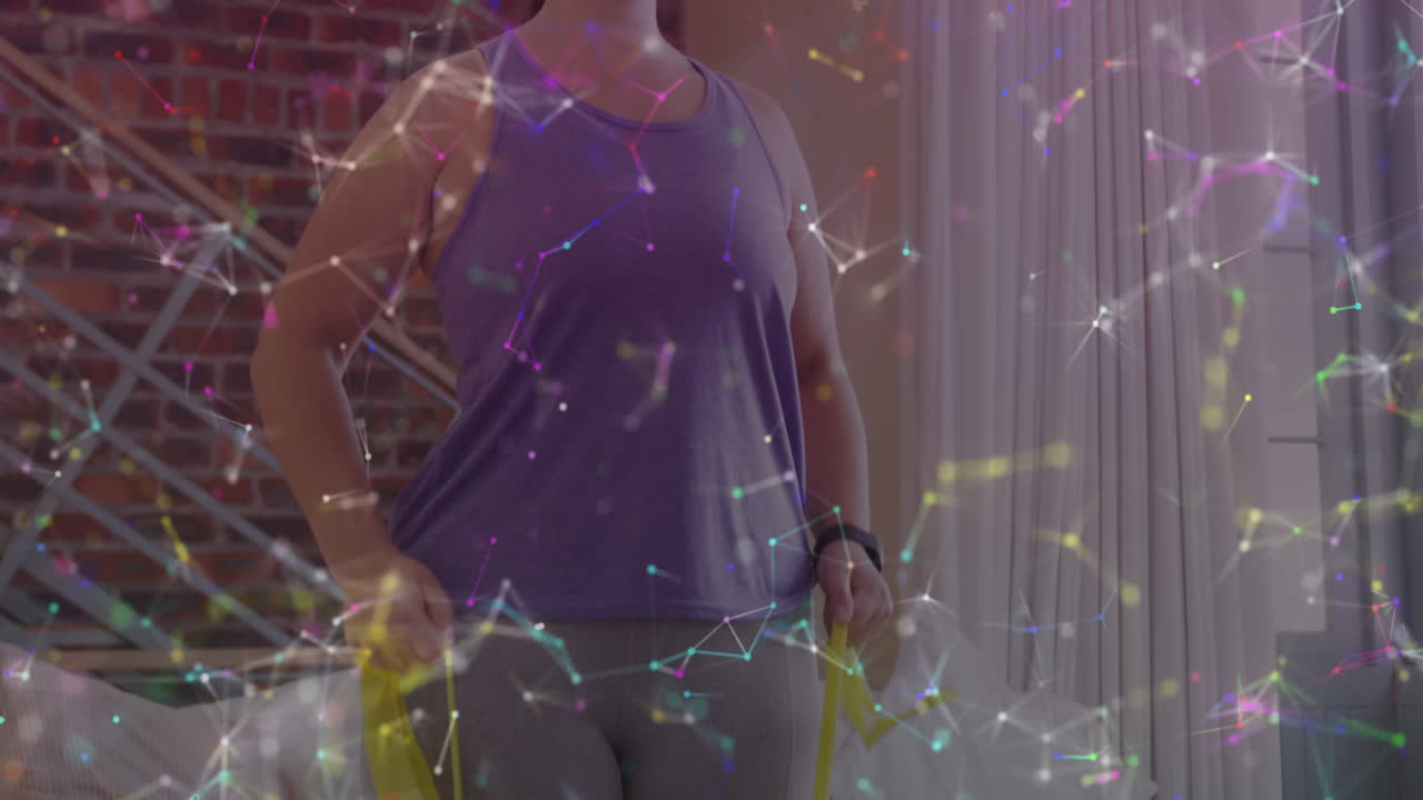 animación de la red de conexiones sobre la mujer haciendo ejercicio con banda de goma en casa