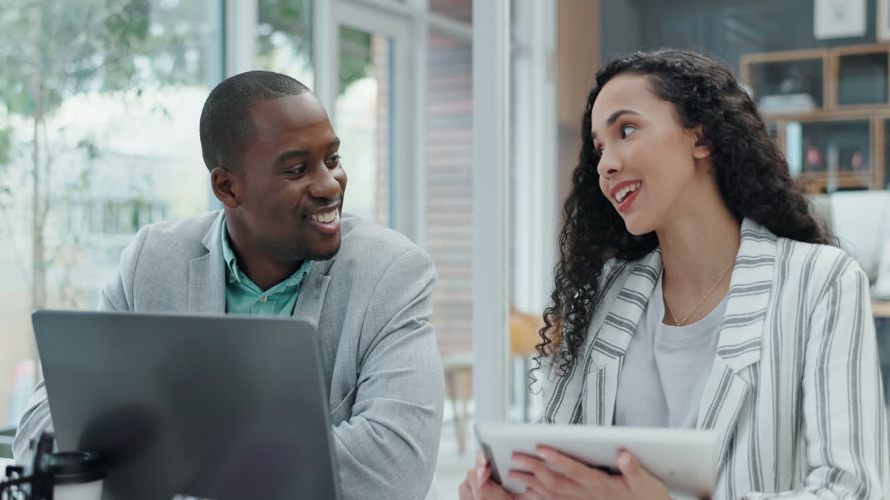 apretón de manos, computadora portátil y gente de negocios en la reunión