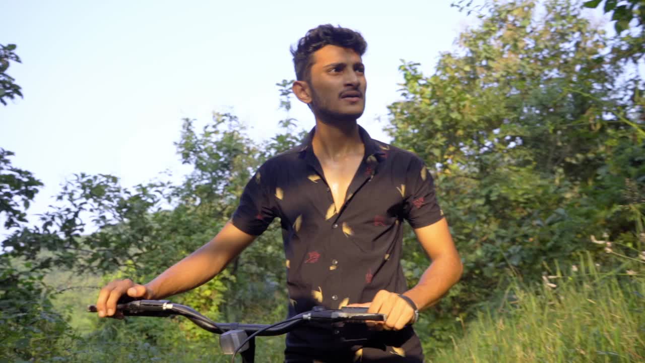 ciclista caminando con bicicleta en la selva profunda buscando el camino en los rayos del sol a cámara lenta 120