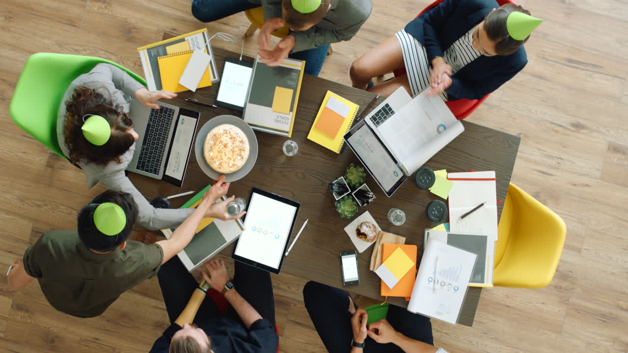 feliz pastel de cumpleaños, gente de negocios inicio