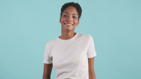 una mujer sonriente bailando.