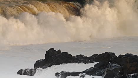 Grandes-Olas-Llegan-A-La-Costa-De-Hawaii-En-Cámara-Lenta-3