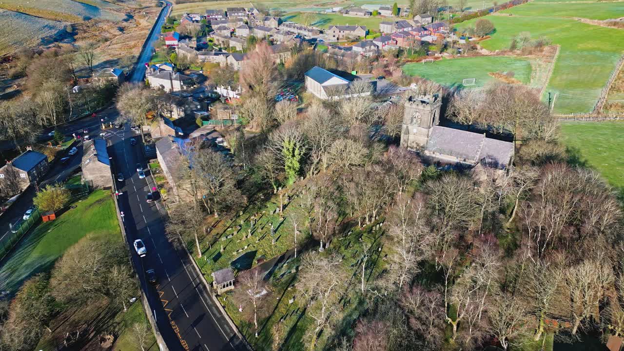 Filmato aereo con drone del piccolo villaggio rurale di Denshaw, un tipico villaggio rurale nel cuore delle Pennine