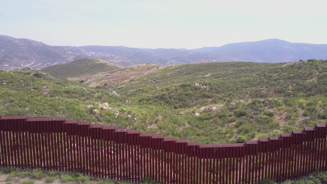 antena a lo largo del muro fronterizo entre estados unidos y méxico