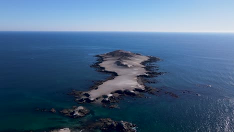 hiperlapso de isla la asunción hacia la isla desierta en un día soleado