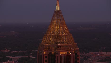 vista aérea de cerca del edificio bank of america plaza en atlanta al atardecer.