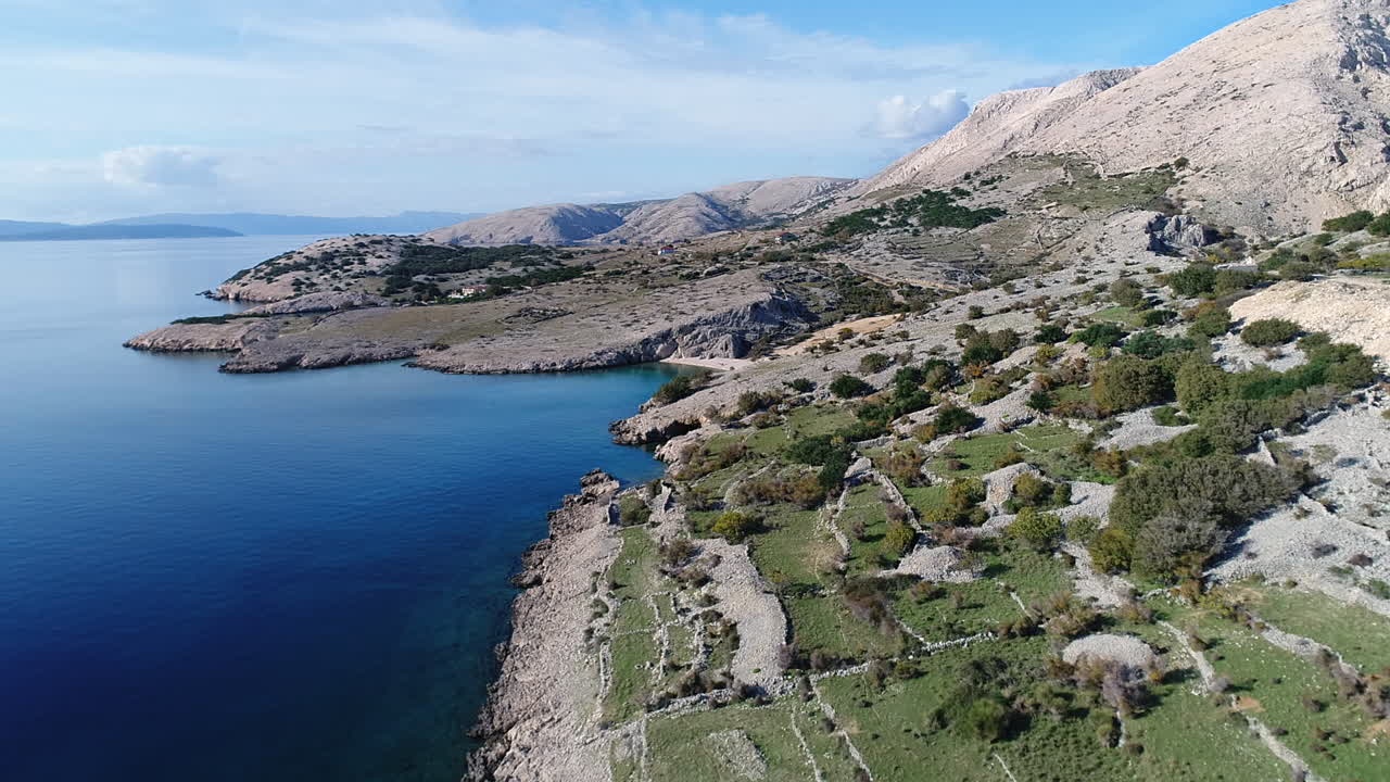 toma aérea de la escarpada costa cerca de baska, un popular centro turístico en la isla de krk, croacia