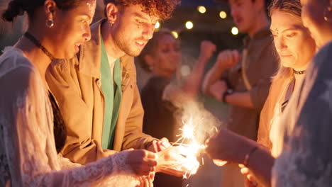 fuegos artificiales, noche y amigos en una fiesta juntos