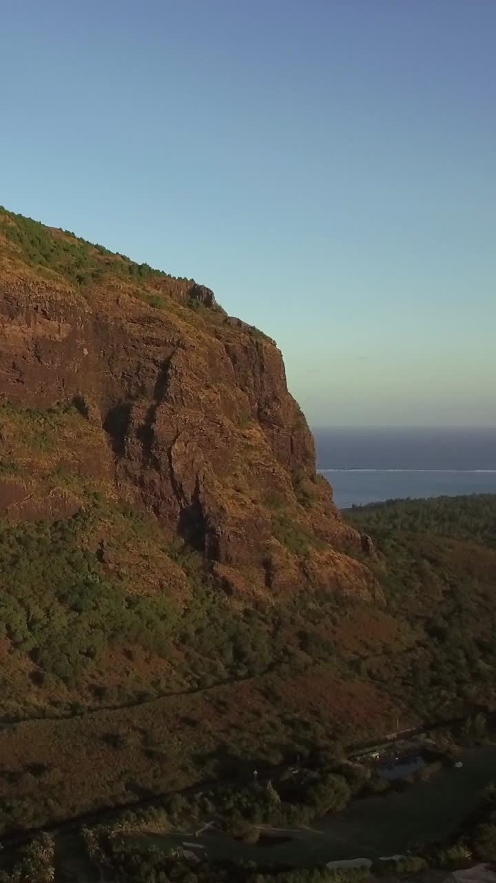 Veduta aerea panoramica di paesaggio insulare tropicale con montagna e oceano