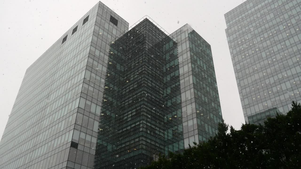 rascacielos modernos en un paisaje urbano de invierno