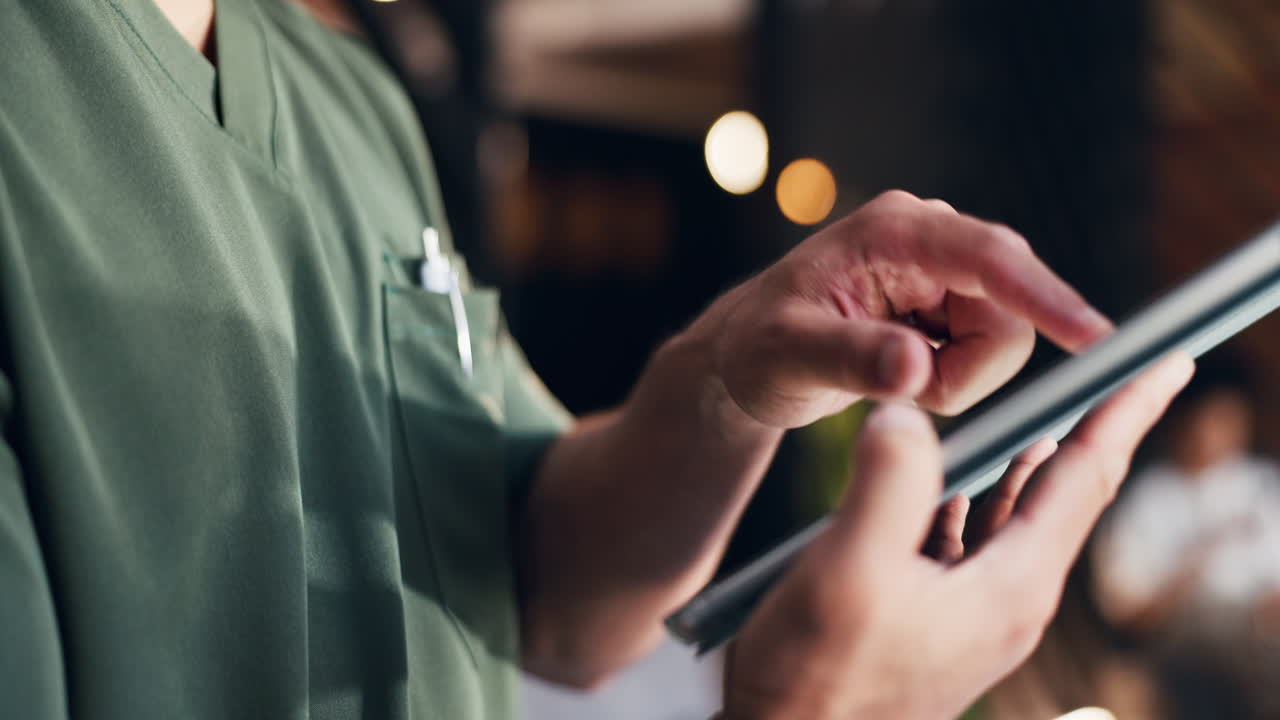 Primo piano di mani professionali che usano un tablet digitale