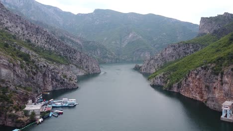 Terminal-De-Ferry-Y-Servicio-De-Barco-En-El-Lago-Koman,-Albania---Vista-Aérea