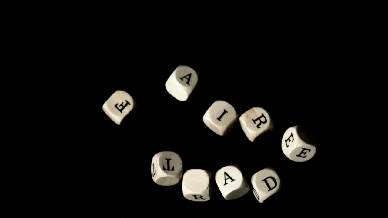 los dados de comercio justo cayendo juntos